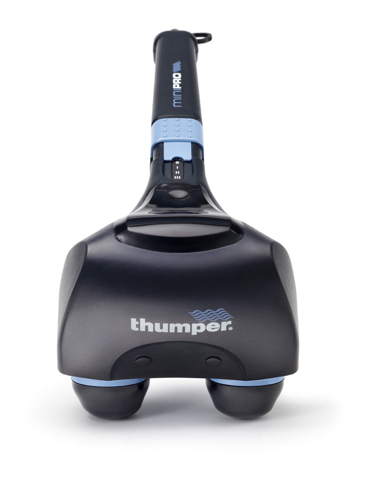 Charger la vidéo : Thumper Mini Pro deep tissue massager demonstration showing the dual massage spheres, three power settings, ergonomic handle, 12 foot cord, and percussive self-use massage on common muscle areas.